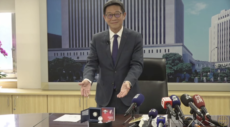 央行今(23)日發表「世界12強棒球錦標賽冠軍紀念銀幣」,並將委請臺灣銀行公開發售。 圖:截自央行直播