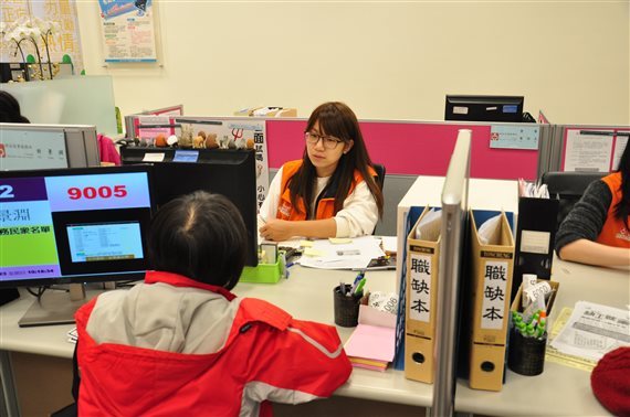 民眾於就業服務站諮詢求職   圖：新北市就業服務處（示意圖）