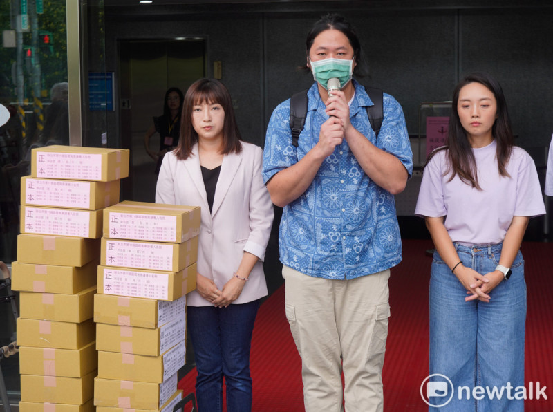 遭黑道恐嚇的罷免羅明才立委領銜人吳柏瑋今早在新北市議員陳乃瑜等人的陪同下，到新北市選委會補件2035份連署書，是預計補件數量的將近4倍。   圖：張良一/攝
