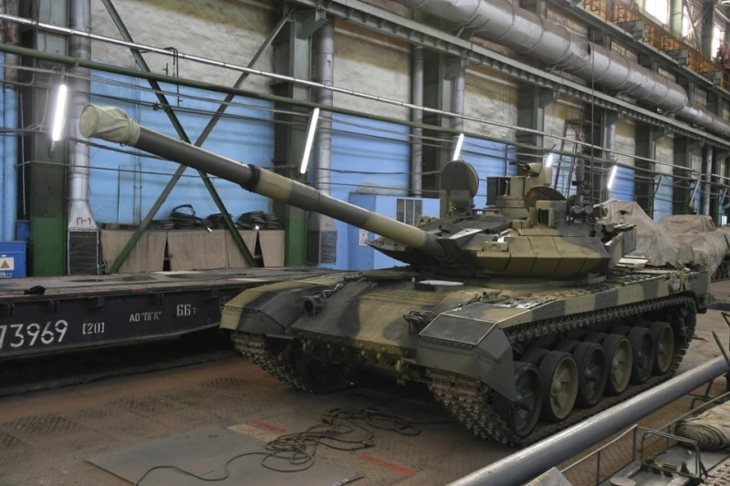 俄羅斯在戰場上戰甲損耗極大,T-90M 的性價比,和相較簡易的製作流程符合烏俄戰場的站假重建。 圖:翻攝自零度Military 俄羅斯在戰場上戰甲損耗極大,T-90M 的性價比,和相較簡易的製作流程符合烏俄戰場的站假重建。 圖:翻攝自零度Military