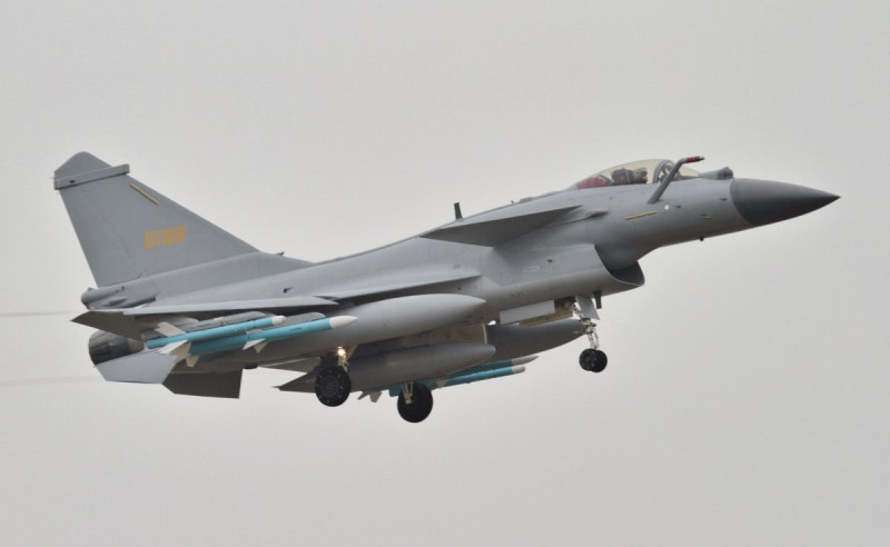 F-16/V 交付日期全球關注,隨著台海局勢升級,新的 F-16/V 強化飛行員的態勢感知能力。 圖:翻攝自@new27brigade F-16/V 交付日期全球關注,隨著台海局勢升級,新的 F-16/V 強化飛行員的態勢感知能力。 圖:翻攝自@new27brigade