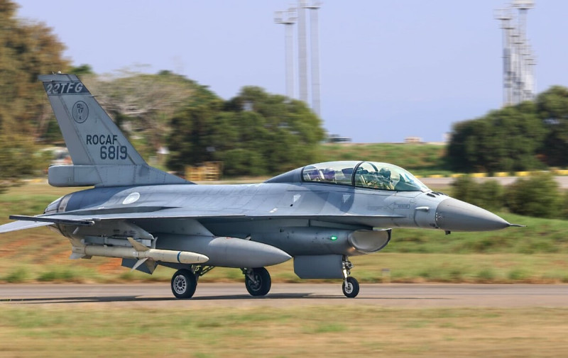 國防部和美國交涉有關 F-16/V 由誰駕駛來台。 圖:翻攝自Roni_Sont 國防部和美國交涉有關 F-16/V 由誰駕駛來台。 圖:翻攝自Roni_Sont
