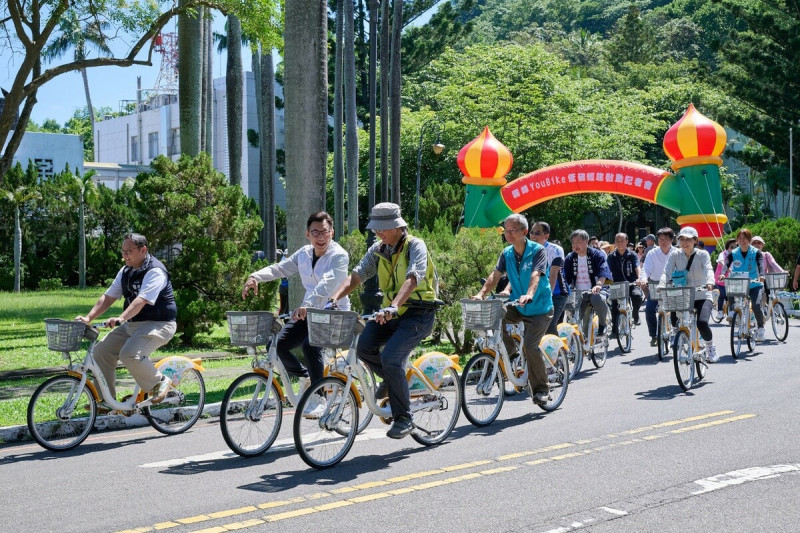 立法院江啟臣副院長及陳永進老師共同領騎。 立法院江啟臣副院長及陳永進老師共同領騎。
