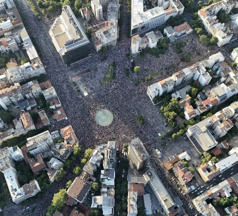 塞爾維亞大學生抗議執政黨逐步走向專權,總統武契奇拒絕讓步。 圖:翻攝自X