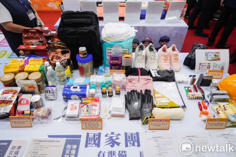 「國家團結月 守護之盾–防空避難體驗特展」今（2）日起在捷運西門站展出，圖為內政部推薦避難包內該準備的食物飲水和相關物資。   圖：張良一/攝