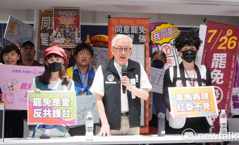 反共護台3號志工曹興誠和多個罷團代表舉行「雙北串騎青鳥冬鹿&罷免是愛反共護台晚會」聯合記者會，並在會後一起呼口號。   圖：張良一/攝