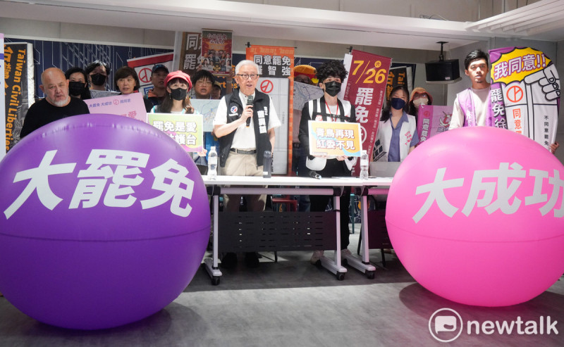 反共護台3號志工曹興誠和多個罷團代表舉行「雙北串騎青鳥冬鹿&罷免是愛反共護台晚會」聯合記者會，並在會後一起呼口號。   圖：張良一/攝
