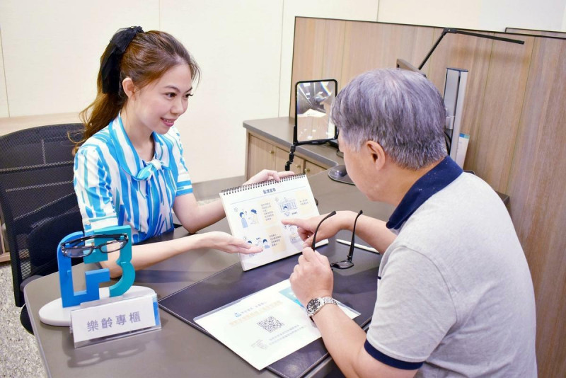  北富銀推動「失智友善計畫」，於全台分行配置失智友善服務專員，為高齡者提供友善服務。 圖：富邦金控／提供 