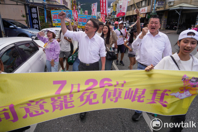 民進黨秘書長林右昌在護國大遶境首日,在花蓮縣吉安鄉鬧區和罷團一起徒步掃街拜票。 圖:張良一/攝