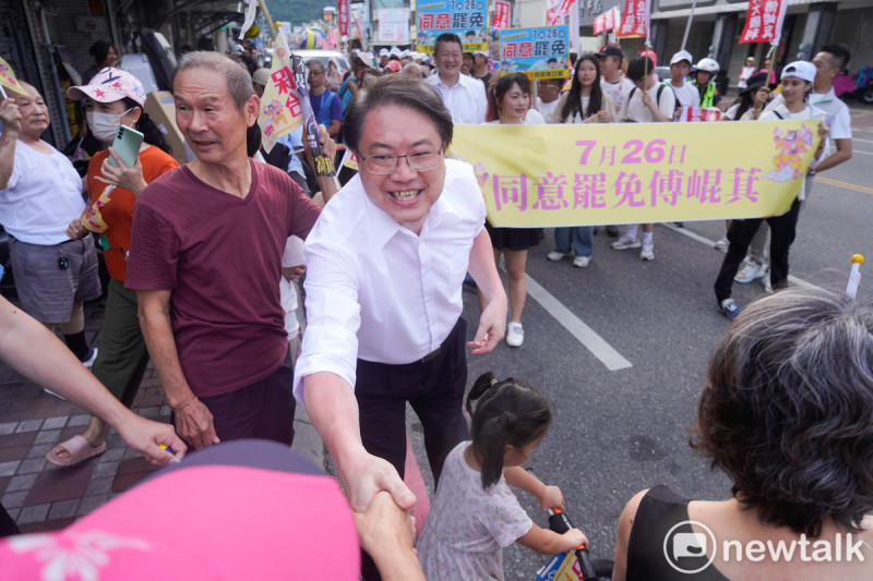 民進黨秘書長林右昌在護國大遶境首日，在花蓮縣吉安鄉鬧區和罷團一起徒步掃街拜票。   圖：張良一/攝