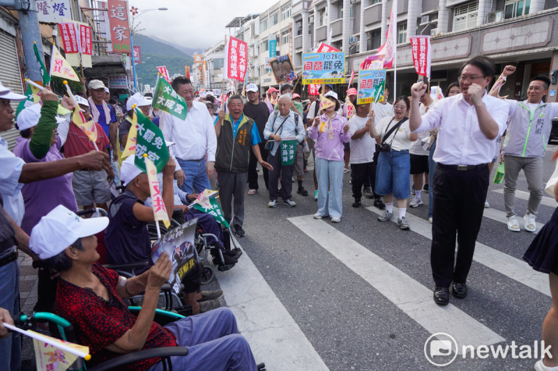 民進黨秘書長林右昌在護國大遶境首日,在花蓮縣吉安鄉鬧區和罷團一起徒步掃街拜票。 圖:張良一/攝