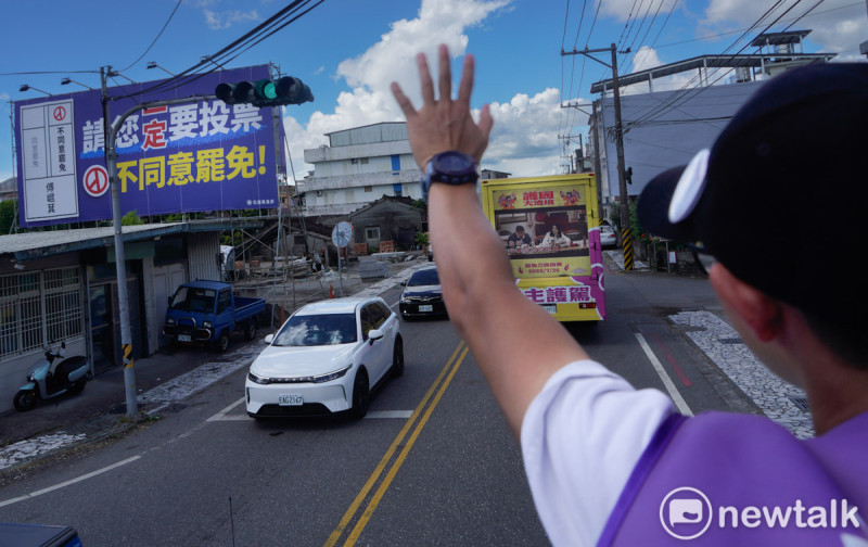 護國大遶境掃街車隊進入鳳林市區前,經過國民黨花蓮縣黨部製作的「請您一定要投票不同意罷免」的大型廣告。 圖:張良一/攝
