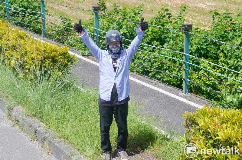 一位民眾在花東縱谷公路對著護國大遶境車隊豎起大拇指。 圖:張良一/攝 一位民眾在花東縱谷公路對著護國大遶境車隊豎起大拇指。 圖:張良一/攝