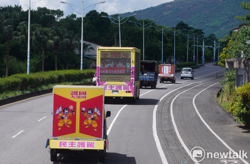 護國大遶境掃街車隊在花東縱谷公路一路向南前行。 圖:張良一/攝