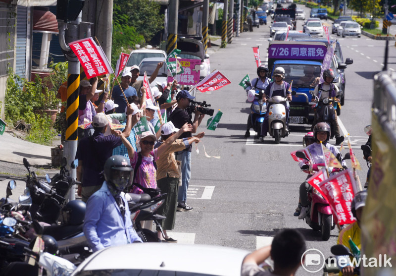 護國大遶境掃街車隊今在南花蓮掃街拜票。 圖:張良一/攝 護國大遶境掃街車隊今在南花蓮掃街拜票。 圖:張良一/攝