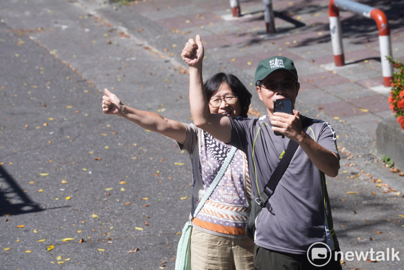 兩位民眾在花東縱谷公路對著護國大遶境車隊豎起大拇指。 圖:張良一/攝