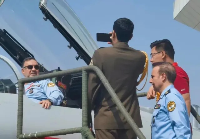 伊朗空軍司令坐上殲-10。 圖:翻攝自劍哥的思政課 伊朗空軍司令坐上殲-10。 圖:翻攝自劍哥的思政課
