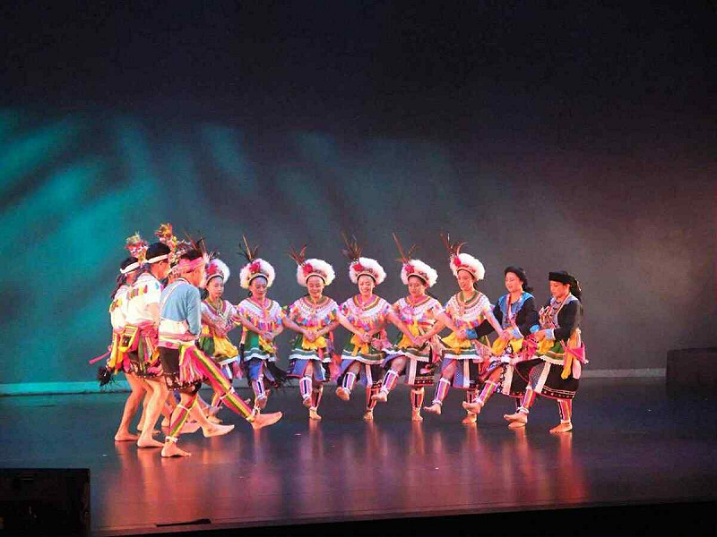 娜麓灣樂舞劇團於歌舞館開幕特別演出最新舞碼《藤蔓》。 圖/原住民族委員會提供