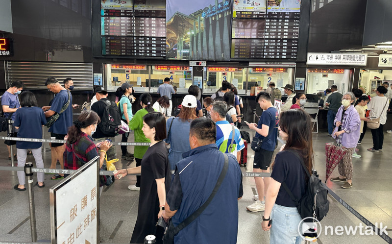 台鐵宣布，今（7）天上午12點以前，除西部幹線的對號列車與三條支線列車暫停行駛外，其餘班次維持正常營運。「藍皮解憂號」5898、5899次與觀光列車第1、2次班次，將全面停駛一日。   圖：張良一/攝