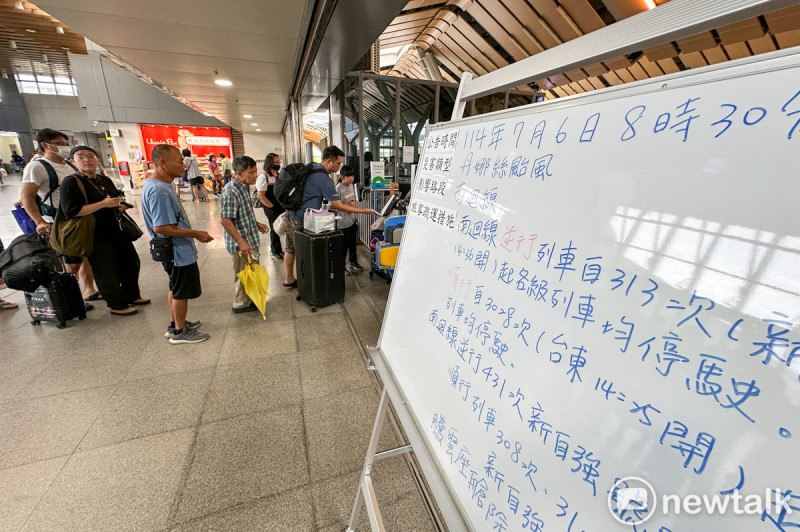因應丹娜絲颱風陸上警報發布，台鐵今晨宣布，南迴線逆行列車自313次(新左營14:36開)起各級列車均停駛，一早，花蓮火車站候車大廳就擠滿了改票或換票的旅客，月台上也滿是提前離開花蓮的旅客。   圖：張良一/攝