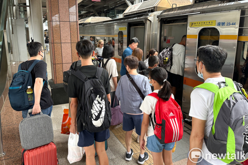 昨(14)天晚間6時30分，台鐵南下區間車發生旅客糾紛，一名73歲的男子不滿上廁所的時候座位被坐走，與佔位旅客發生衝突，甚至做出亮刀的動作，引起其他乘客恐慌。（台鐵示意圖）   圖：張良一／攝