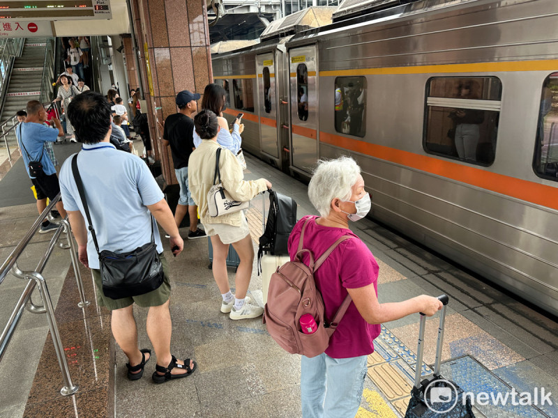 因應丹娜絲颱風陸上警報發布,台鐵今晨宣布,南迴線逆行列車自313次(新左營14:36開)起各級列車均停駛,一早,花蓮火車站候車大廳就擠滿了改票或換票的旅客,月台上也滿是提前離開花蓮的旅客。 圖:張良一/攝