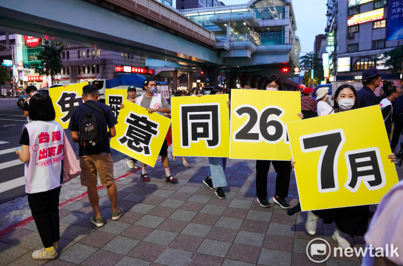 反共3號志工曹興誠今首度站肥皂箱,為罷免北市大安區國民黨立委羅智強宣講。圖為罷免志工舉牌宣傳罷免投同意票。 圖:張良一/攝