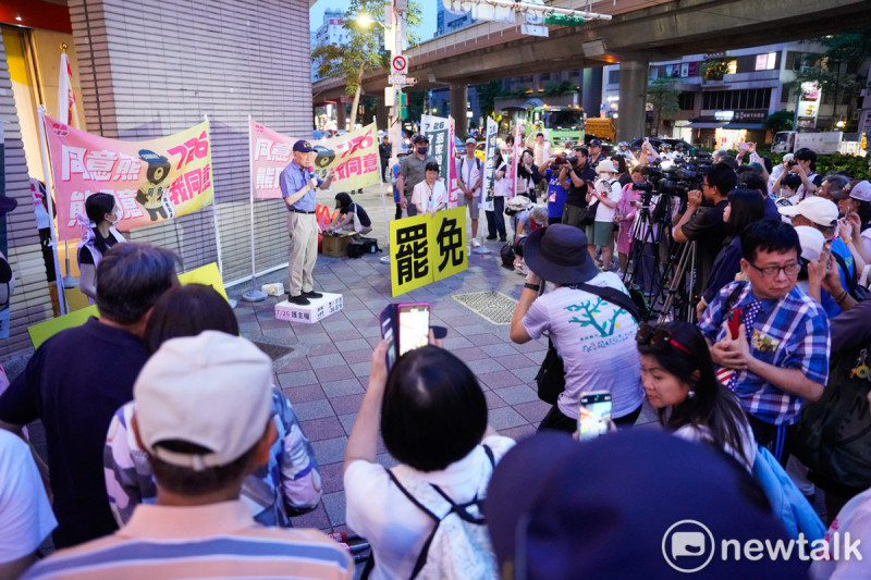 反共3號志工曹興誠今首度站肥皂箱,為罷免北市大安區國民黨立委羅智強宣講。 圖:張良一/攝