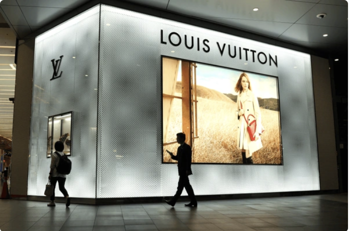精品龍頭路易威登（Louis Vuitton）昨（10）緊急以手機簡訊、E-Mail 通知客戶，發現內部系統日前遭「第三方未經授權」入侵，部分個人資料恐遭非法存取。   圖：shutterstock