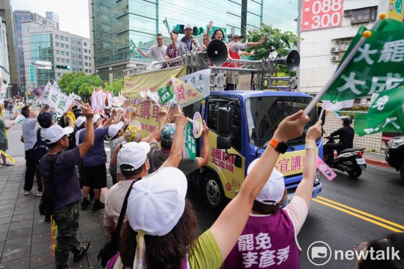 護國大遶境掃街車隊今午來到北市南港、內湖區向市民拜票,支持罷免國民黨立委李彥秀的內湖區民眾站在路口,手持大罷免大成功旗幟呼應。 圖:張良一/攝 護國大遶境掃街車隊今午來到北市南港、內湖區向市民拜票,支持罷免國民黨立委李彥秀的內湖區民眾站在路口,手持大罷免大成功旗幟呼應。 圖:張良一/攝