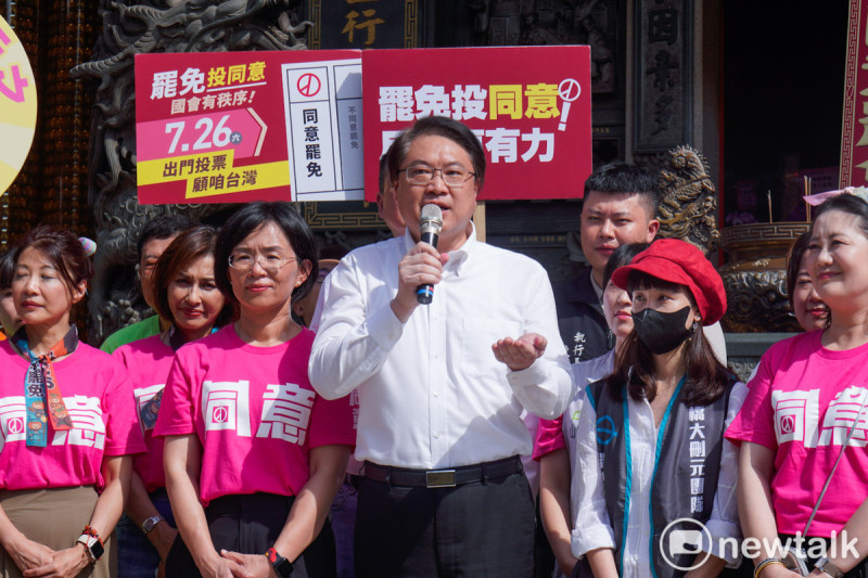 民進黨秘書長林右昌和閩進黨立院黨團幹事長吳思瑤等多位立委上午在板橋深丘福德宮為參與護國大遶境板橋車隊掃街人員加油打氣。   圖：張良一/攝