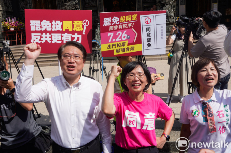 民進黨秘書長林右昌和閩進黨立院黨團幹事長吳思瑤等多位立委上午在板橋深丘福德宮為參與護國大遶境板橋車隊掃街人員加油打氣。   圖：張良一/攝