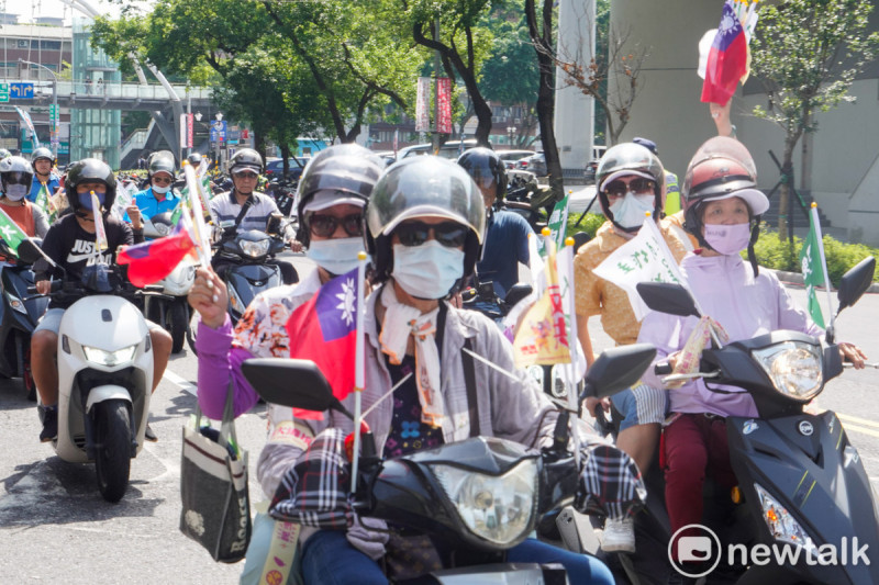 板橋市民在機車上掛上國旗參與護國大遶境板橋車隊掃街。 圖:張良一/攝