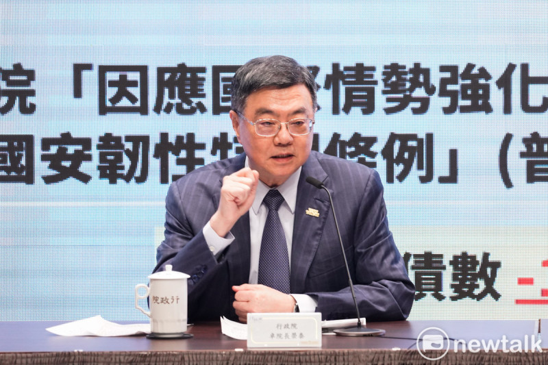 行政院長卓榮泰、秘書長龔明鑫和主計總處副主計長陳慧娟今（17）日舉行記者會，向國人說明113年度歲計賸餘使用情形。   圖：張良一/攝