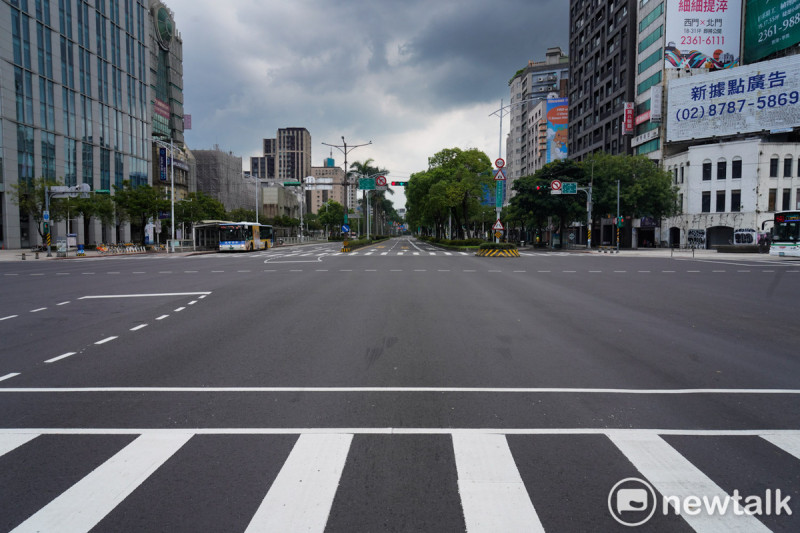 台北市今進行「2025城鎮韌性演習」,首度整合「民安」與「萬安」兩項演習,當防空警報響起時,在西門町商圈的民眾陸續進入店家或是充當防空避難所的捷運站內,平常繁忙的中華路因而顯得空蕩。 圖:張良一/攝