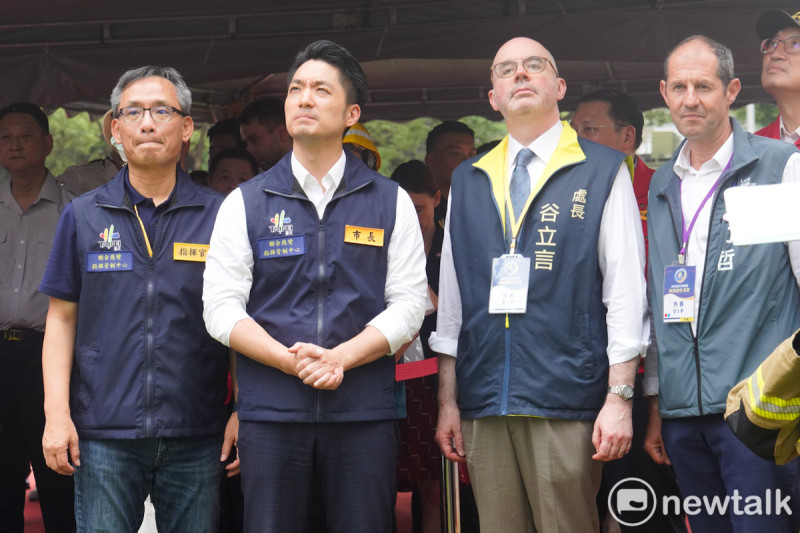  台北市政府今舉行「2025城鎮韌性演習」，並在中華電信信義園區進行「戰時關鍵基礎設施搶救及大傷救援演練」，藉以驗證市府指管機制及強化戰時應變能力。圖為台北市長蔣萬安、AIT台北辦事處處長谷立言、歐洲經貿辦事處處長谷力哲等人到場觀禮。 圖：張良一/攝 