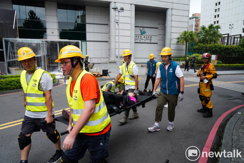  台北市政府今舉行「2025城鎮韌性演習」，並在中華電信信義園區進行「戰時關鍵基礎設施搶救及大傷救援演練」，藉以驗證市府指管機制及強化戰時應變能力。 圖：張良一/攝 