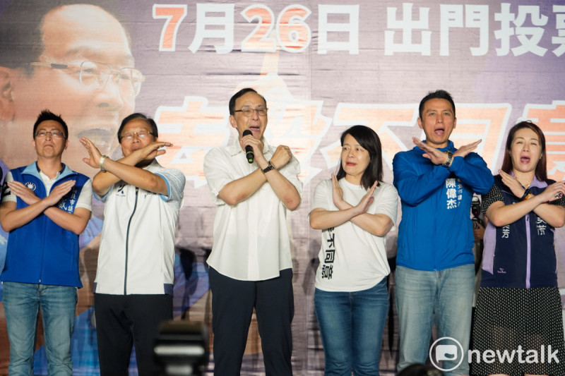 國民黨主席朱立倫出席「反惡罷 戰獨裁！守護永和團結晚會」，呼籲民眾對罷免國民黨立委林德福投不同意罷免。   圖：張良一/攝