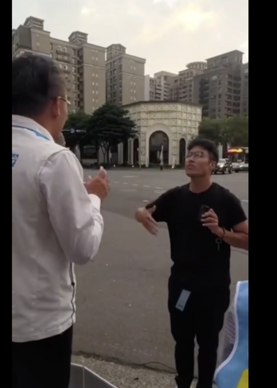 洪孟楷在臉書上怒斥罷團干擾他在宣講，雙方在路邊開吵。   圖：翻攝自洪孟楷臉書