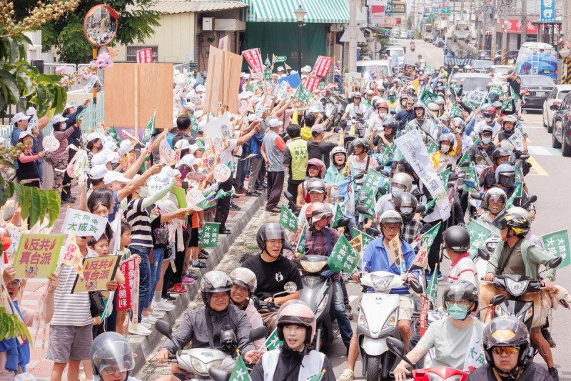 民進黨聯手罷團在大罷免投票前發起「護國大繞進」，希望催出更高的同意票。   圖：翻攝自吳崢臉書