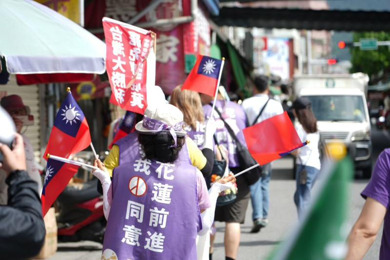 林右昌指出傅崐萁造勢人數不如以往多人，和過往相比少了一個０。   圖：翻攝自林右昌臉書