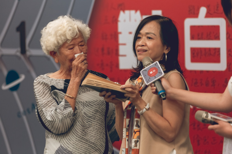 曹羅喜與三女兒曹貴理一起代表致詞，期待透過繪本《對白》獨有的趣味與溫度，了解過往的歷史，接近各種充滿溫度的生命故事。   圖：國家人權博物館提供