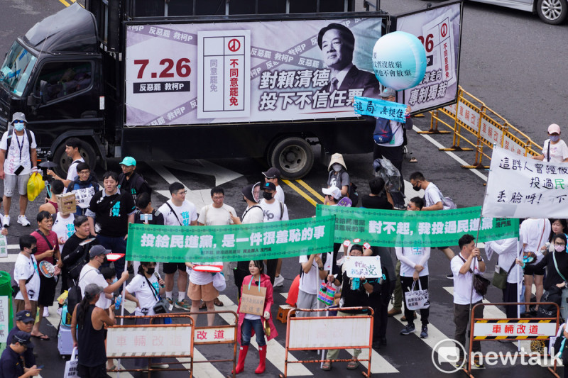 台灣民眾黨今午在民進黨中央黨部前的北平東路舉辦「720民主起義 反罷要贏 台灣要贏」造勢活動，並呼籲支持者在即將舉行罷免國民黨立委投下不同意罷免，並藉此對賴清德總統投下不信任投票。   圖：張良一/攝