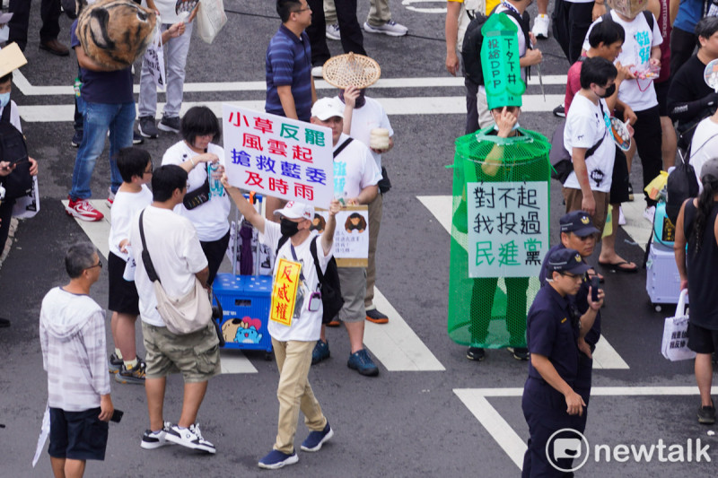 台灣民眾黨今午在民進黨中央黨部前的北平東路舉辦「720民主起義 反罷要贏 台灣要贏」造勢活動,並呼籲支持者在即將舉行罷免國民黨立委投下不同意罷免,並藉此對賴清德總統投下不信任投票。 圖:張良一/攝