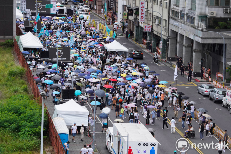 台灣民眾黨今午在民進黨中央黨部前的北平東路舉辦「720民主起義 反罷要贏 台灣要贏」造勢活動,並呼籲支持者在即將舉行罷免國民黨立委投下不同意罷免,並藉此對賴清德總統投下不信任投票。圖為活動開始,支持者在現場陸續集結。 圖:張良一/攝