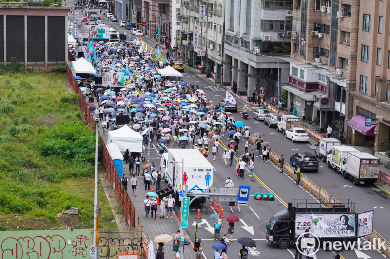 台灣民眾黨今午在民進黨中央黨部前的北平東路舉辦「720民主起義 反罷要贏 台灣要贏」造勢活動,並呼籲支持者在即將舉行罷免國民黨立委投下不同意罷免,並藉此對賴清德總統投下不信任投票。圖為活動開始,支持者在現場陸續集結。 圖:張良一/攝