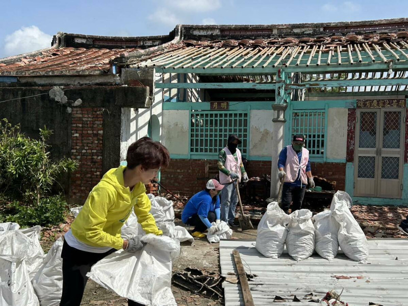 陳亭妃今日痛批電信業者反應慢半拍，受災戶至今無網路可用。   圖：翻攝陳亭妃臉書