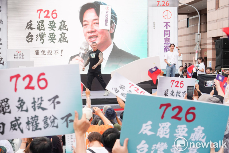 台灣民眾黨今午在民進黨中央黨部前的北平東路舉辦「720民主起義 反罷要贏 台灣要贏」造勢活動，並呼籲支持者在即將舉行罷免國民黨立委投下不同意罷免，現場上萬支持者情緒相當激動。圖為館長。   圖：張良一/攝