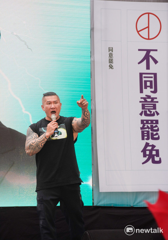 台灣民眾黨今午在民進黨中央黨部前的北平東路舉辦「720民主起義 反罷要贏 台灣要贏」造勢活動，並呼籲支持者在即將舉行罷免國民黨立委投下不同意罷免，現場上萬支持者情緒相當激動。圖為館長。   圖：張良一/攝