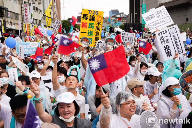 台灣民眾黨今午在民進黨中央黨部前的北平東路舉辦「720民主起義 反罷要贏 台灣要贏」造勢活動，並呼籲支持者在即將舉行罷免國民黨立委投下不同意罷免，現場上萬支持者情緒相當激動。   圖：張良一/攝